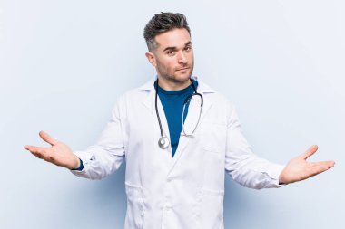 Genç yakışıklı doktor adam hoş bir ifade gösteren.