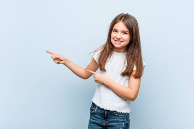 Sevimli kız uzak forefingers ile işaret heyecanlı.