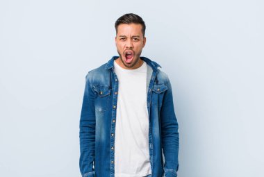 Genç yakışıklı filipinli adam çok kızgın ve agresif çığlık.