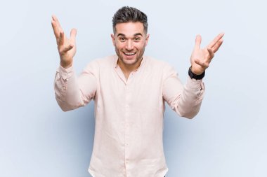 Genç yakışıklı serin adam hoş bir sürpriz, heyecanlı ve el kaldırarak alan.