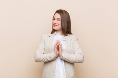 Genç iş kadını akılda plan yapıyor, bir fikir kuruyor.