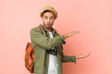 Genç filipinli gezgin adam şok ve elleri arasında bir kopya alanı tutarak şaşırdı.