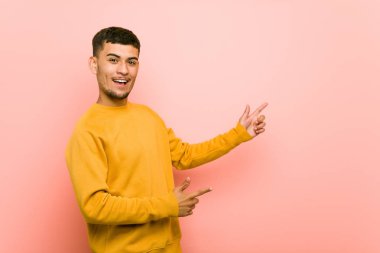 Genç İspanyol adam uzak forefingers ile işaret heyecanlı.