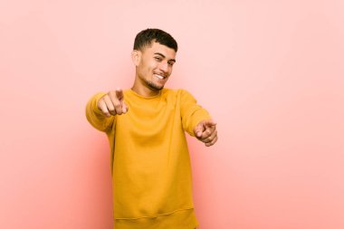 Genç İspanyol adam neşeli gülümsüyor ön işaret.