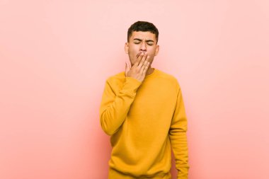 Genç İspanyol adam el ile ağız kapsayan yorgun bir jest gösteren esneme.