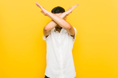 Genç İspanyol adam iki kol çapraz tutmak, inkar kavramı.