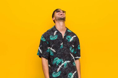 Genç filipinli adam yazlık giysiler giyen rahat ve mutlu gülerek, boyun gösteren dişleri gerilmiş.