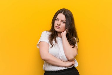 Genç kıvrımlı artı sıkılmış boyutu kadın, yorgun ve bir rahatlama günü gerekir.