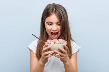 Küçük beyaz kız bir tahıl kase tutan