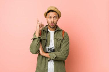 Genç filipinli gezgin adam bazı büyük bir fikir, yaratıcılık kavramı olan.