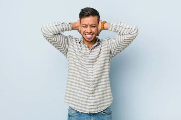 Joven Hombre Filipino Guapo Cubriendo Las Orejas Con Las Manos —  Fotos de Stock