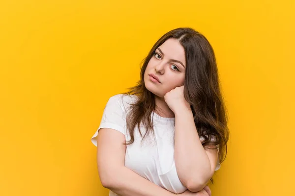 Jonge Bochtige Size Vrouw Die Verdrietig Pensive Voelt Kijken Naar — Stockfoto