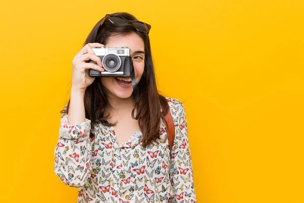 Joven Mujer Caucásica Sosteniendo Una Cámara Vintage — Foto de Stock