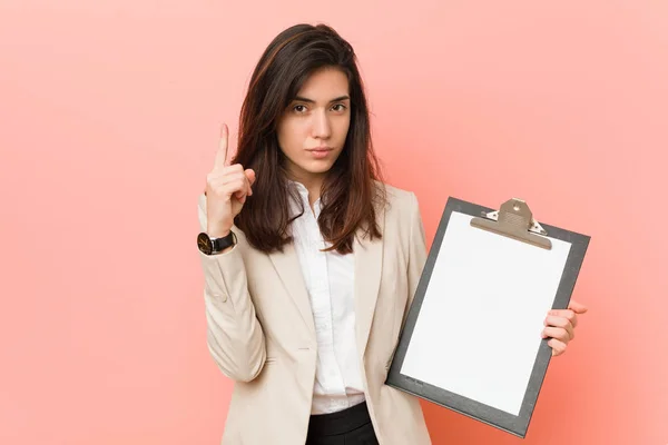 Giovane Donna Caucasica Possesso Appunti — Foto Stock