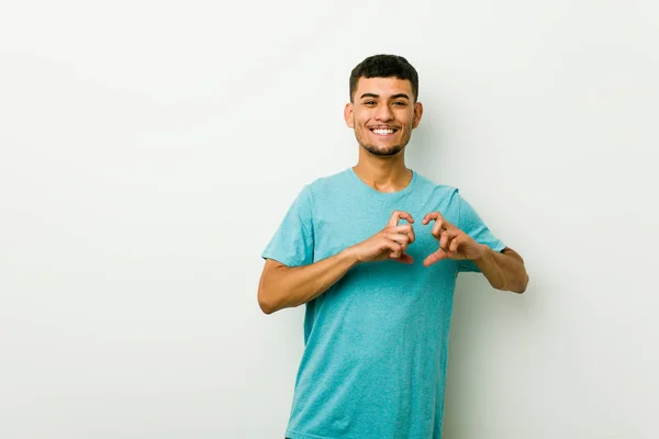 Mladý Hispánman Usmívá Zobrazuje Rukou Tvar Srdce — Stock fotografie