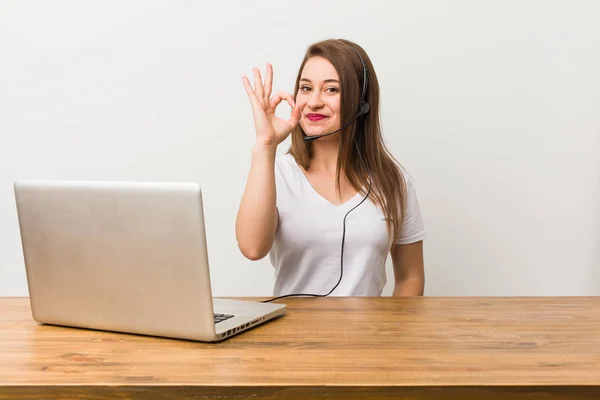 Junge Telemarketerin Fröhlich Und Zuversichtlich Zeigt Geste — Stockfoto