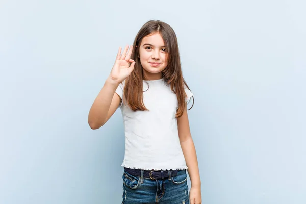 Menina Bonito Alegre Confiante Mostrando Gesto — Fotografia de Stock