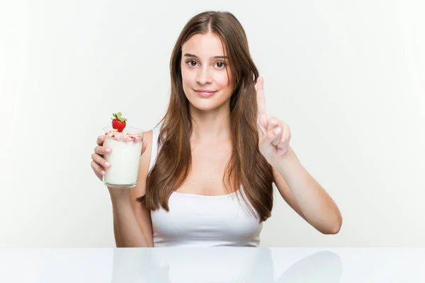 Giovane Donna Caucasica Che Tiene Mano Frullato Mostrando Numero Uno — Foto Stock