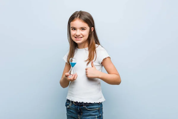 Pequeña Chica Caucásica Sosteniendo Reloj Arena Sonriendo Levantando Pulgar Hacia — Foto de Stock