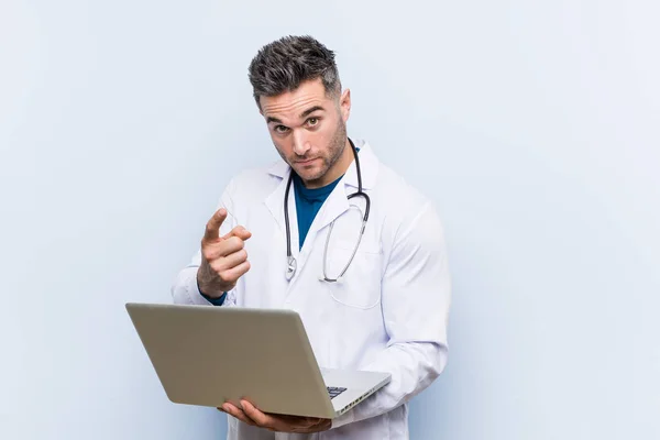 Caucasian Doctor Man Holding Laptop Pointing Finger You Inviting Come — Stock Photo, Image