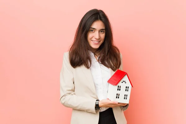 Giovane Donna Caucasica Possesso Icona Casa — Foto Stock