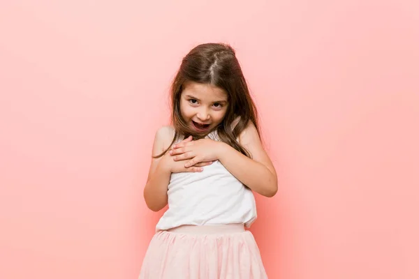 Маленькая Девочка Носит Принцессу Взгляд Смеясь Держа Руки Сердце Концепция — стоковое фото