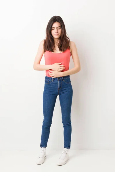 Beyaz Arka Plan Hasta Tam Vücut Genç Kadın Mide Ağrısı — Stok fotoğraf