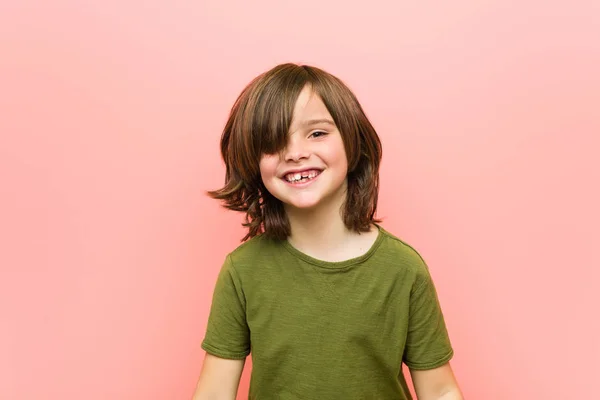 Μικρό Λευκό Αγόρι Παίζει Ένα Ροζ Φόντο — Φωτογραφία Αρχείου