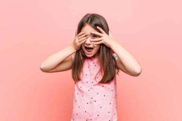 Linda Niña Parpadea Entre Los Dedos Asustada Nerviosa — Foto de Stock