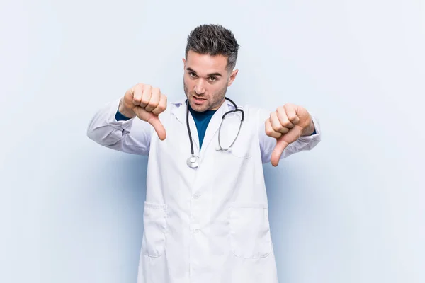 Νέος Όμορφος Γιατρός Άντρας Που Δείχνει Τον Αντίχειρά Του Και — Φωτογραφία Αρχείου