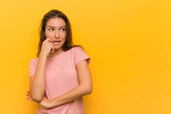 Jeune Femme Européenne Isolée Sur Fond Jaune Pensée Détendue Sur — Photo