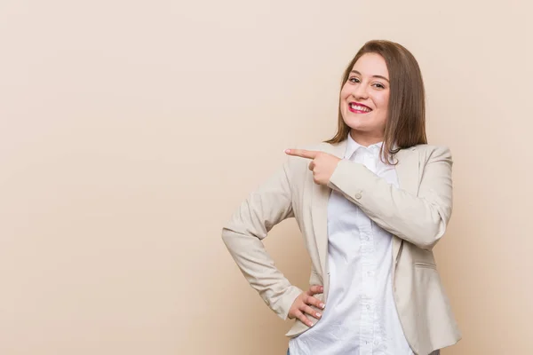 Jovem Mulher Negócios Sorrindo Apontando Para Lado Mostrando Algo Espaço — Fotografia de Stock