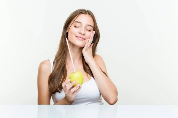 여성은 짚으로 사과를 마시고 있습니다 건강한 — 스톡 사진