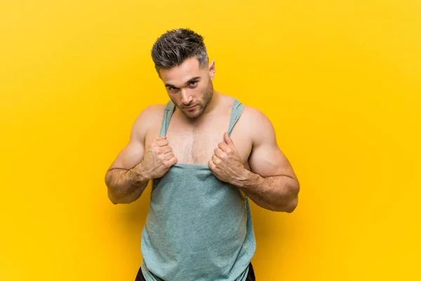 Blanke Trainer Man Poseren Tegen Een Gele Achtergrond — Stockfoto