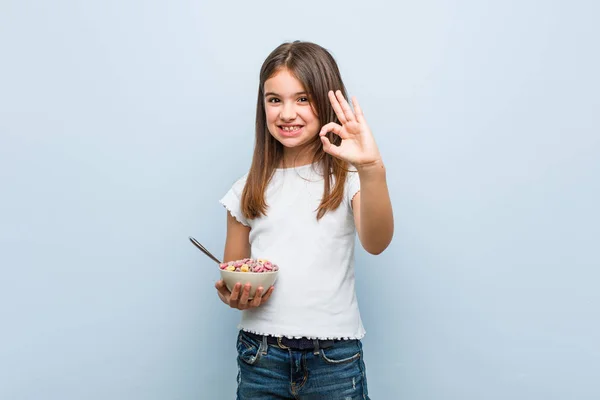 Mała Kaukaski Dziewczyna Trzyma Miskę Zbóż Wesoły Pewny Siebie Pokazując — Zdjęcie stockowe