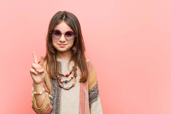 Menina Hippie Mostrando Número Dois Com Dedos — Fotografia de Stock