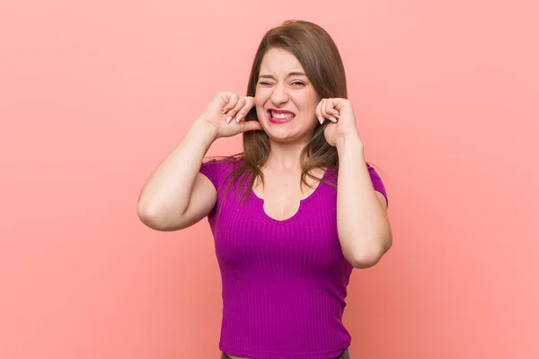 Mujer Hispana Joven Contra Una Pared Rosa Cubriendo Las Orejas — Foto de Stock