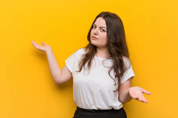 Jovem Curvilínea Size Mulher Duvidando Entre Duas Opções — Fotografia de Stock