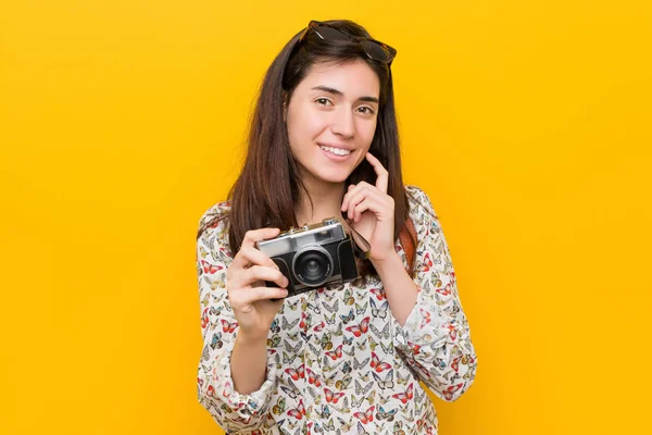 Joven Mujer Caucásica Sosteniendo Una Cámara Vintage — Foto de Stock