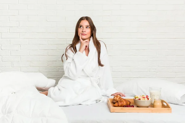 Jonge Blanke Vrouw Het Bed Die Zijwaarts Kijkt Met Twijfelachtige — Stockfoto