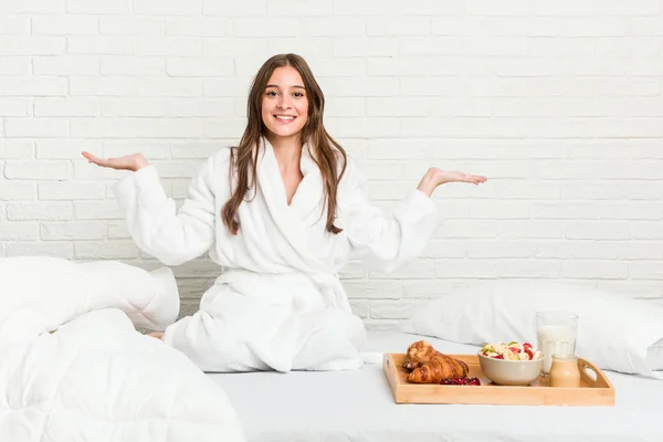 Jonge Blanke Vrouw Het Bed Maakt Schaal Met Armen Voelt — Stockfoto