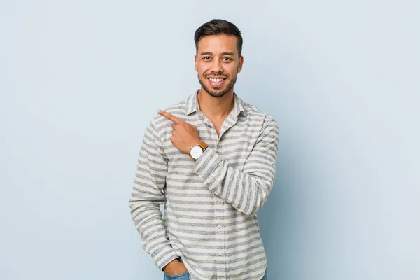 Homem Filipino Bonito Jovem Sorrindo Apontando Para Lado Mostrando Algo — Fotografia de Stock