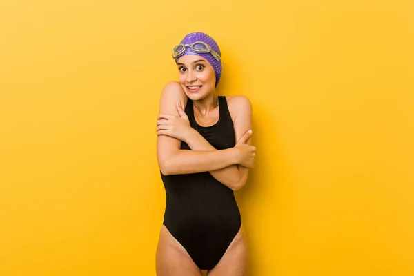 年轻的游泳白种妇女因低温或疾病而感冒 — 图库照片