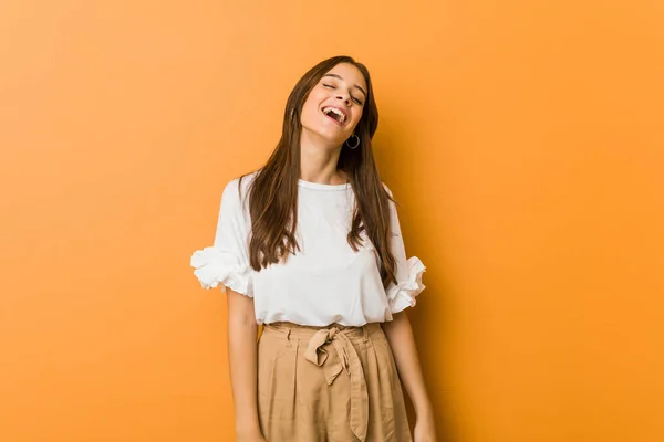 Joven Mujer Caucásica Relajado Feliz Riendo Cuello Estirado Mostrando Los —  Fotos de Stock