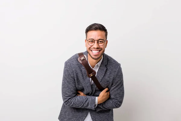 Молодой Бизнесмен Филиппинский Человек Белой Стены Счастливо Смеется Весело Держит — стоковое фото