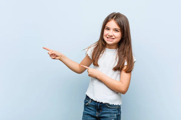 Menina Bonito Animado Apontando Com Dedos Indicador Distância — Fotografia de Stock