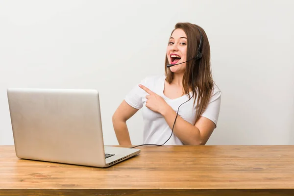 Junge Telemarketerin Lächelnd Und Zur Seite Zeigend Etwas Leeren Raum — Stockfoto