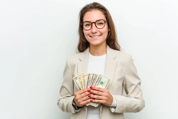 Genç Avrupalı Kadını Dolar Banknotlar Tutan Mutlu Gülümseyen Neşeli — Stok fotoğraf