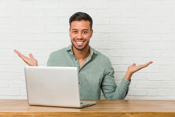 Jovem Filipino Homem Sentado Trabalhando Com Seu Laptop Faz Escala — Fotografia de Stock