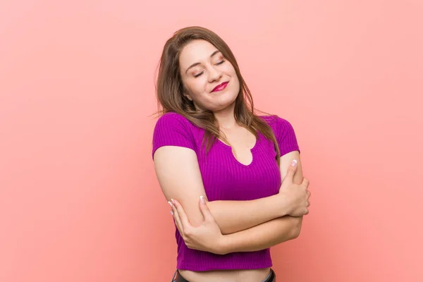 Jeune Femme Hispanique Contre Mur Rose Câlins Souriant Insouciant Heureux — Photo